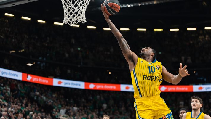 KAUNAS, LITHUANIA - DECEMBER 04: Oshae Brissett, #10 of Maccabi Rapyd Tel Aviv in action during the EuroLeague Regular Season Round 14 match between Zalgiris Kaunas and Maccabi Rapyd Tel Aviv at Zalgirio Arena on December 04, 2025 in Kaunas, Lithuania. (Photo by Eitvydas Kinaitis/Euroleague Basketball via Getty Images) Maccabi–Lione in diretta TV e streaming gratis: dove vedere l’Eurolega dell’11 dicembre - immagine 1