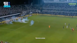VIDEO Santos-Corinthians, bombe carta in campo e scontri con la polizia