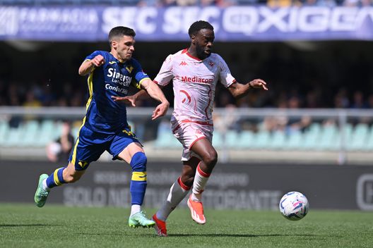 VERONA, ITALY - MAY 05: Ruben Vinagre of Hellas Verona FC battles for possession with Jonathan Ikone of ACF Fiorentina during the Serie A TIM match between Hellas Verona FC and ACF Fiorentina at Stadio Marcantonio Bentegodi on May 05, 2024 in Verona, Italy. (Photo by Alessandro Sabattini/Getty Images) Ikoné, ecco chi si è fatto avanti per ora. I dettagli dell’offerta qatariota- immagine 2