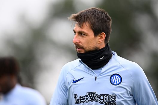 COMO, ITALY - MARCH 28: Francesco Acerbi of FC Internazionale looks on during the FC Internazionale training session at the club's training ground Suning Training Center on March 28, 2024 in Como, Italy. (Photo by Mattia Ozbot - Inter/Inter via Getty Images) L’Inter distrugge il Verona, ma perde Lautaro e Acerbi. Out a Firenze?- immagine 2