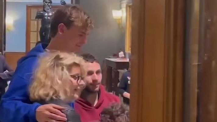 Tutti pazzi per Nico Paz! Tifosi in delirio alla vigilia di Napoli-Como VIDEO Tutti pazzi per Nico Paz! Tifosi in delirio alla vigilia di Napoli-Como VIDEO - immagine 1