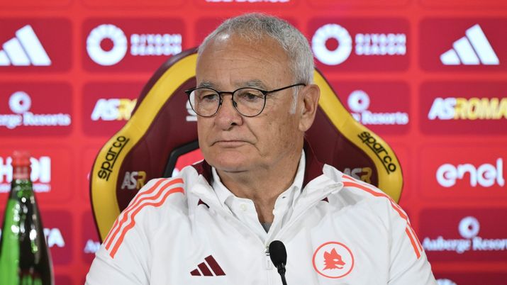 ROME, ITALY - MARCH 27: AS Roma coach Claudio Ranieri talks during a press conference at Centro Sportivo Fulvio Bernardini on March 27, 2025 in Rome, Italy. (Photo by Luciano Rossi/AS Roma via Getty Images) Ranieri: “Cosa filtra su Rensch e Celik! Hummels, Pellegrini, Koné, Dybala, Saelemaekers, Ndicka…” - immagine 1