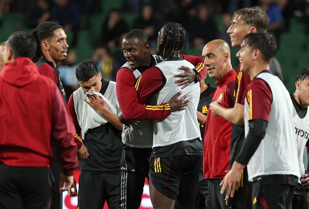 Roma, pioggia e sorrisi in allenamento a Perth prima del Milan – FOTO GALLERY - immagine 2