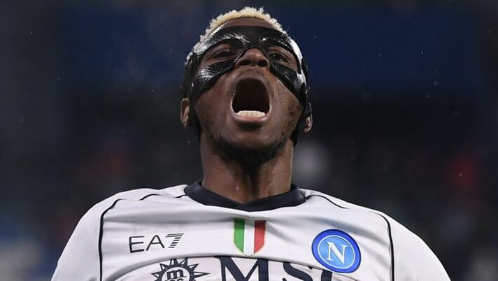 REGGIO NELL'EMILIA, ITALY - FEBRUARY 28: Victor Osimhen of SSC Napoli celebrates after scoring his team second goal during the Serie A TIM match between US Sassuolo and SSC Napoli - Serie A TIM at Mapei Stadium - Citta' del Tricolore on February 28, 2024 in Reggio nell'Emilia, Italy. (Photo by Alessandro Sabattini/Getty Images) Napoli, l’ex ds Meluso: “L’anno scorso c’era un’offerta altissima dall’Europa per Osimhen” - immagine 1