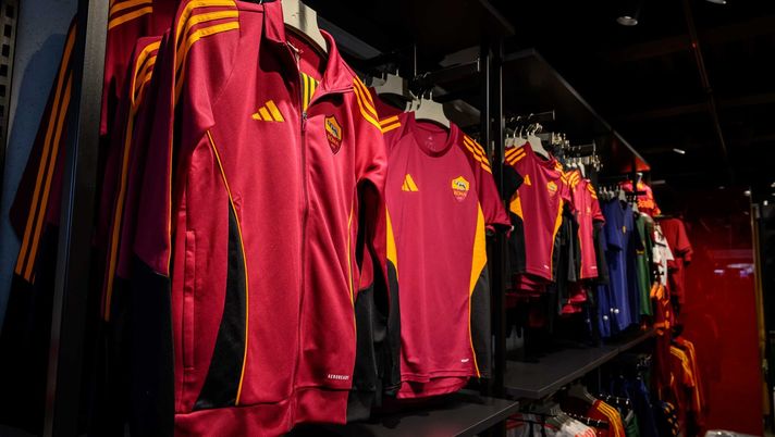 Roma, ecco le nuove divise da allenamento: predomina il giallo e rosso Roma, ecco le nuove divise da allenamento: predomina il giallo e rosso - immagine 1