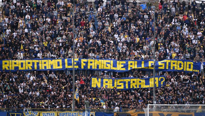 PARMA, ITALY - OCTOBER 25: Parma fans in the stands during the Serie A match between Parma Calcio 1913 and Como 1907 at Stadio Ennio Tardini on October 25, 2025 in Parma, Italy. (Photo by Alessandro Sabattini/Getty Images) Roma-Parma, vietata la trasferta ai tifosi gialloblu: il motivo - immagine 1