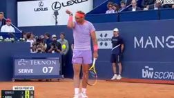 VIDEO / La grande sportività di Nadal: il pubblico urla contro Cobolli, Rafa si scusa
