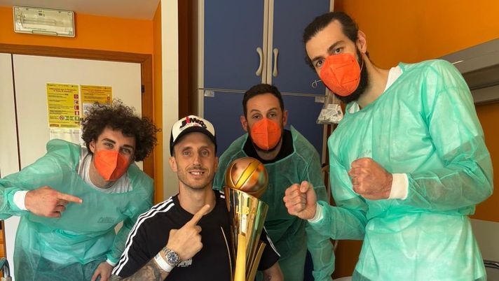 La Virtus ha portato la coppa a Polonara La Virtus ha portato la coppa a Polonara - immagine 1