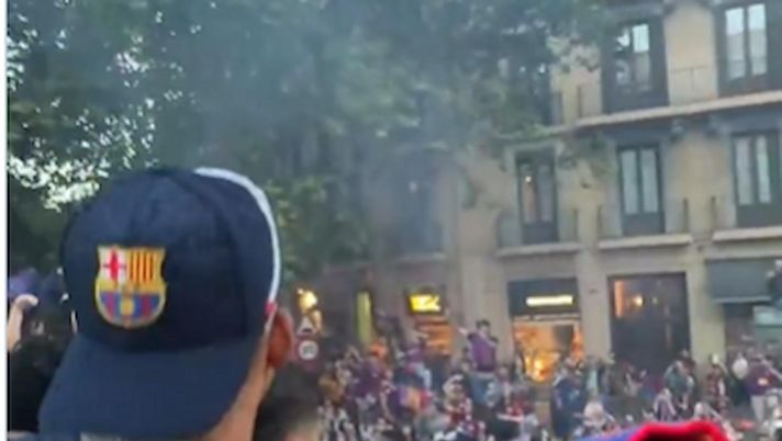 Barcellona, “Sarà perché ti amo” nella parata per la Liga. Ma è un coro contro la Juve! – VIDEO Barcellona, “Sarà perché ti amo” nella parata per la Liga. Ma è un coro contro la Juve! – VIDEO - immagine 1