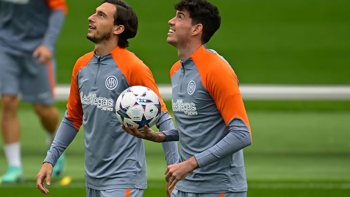 MILAN, ITALY - OCTOBER 23: Darmian Matteo of FC Internazionale, Alessandro Bastoni of FC Internazionale in action during the FC Internazionale training session at the club's training ground Suning Training Center at Stadio Giuseppe Meazza on October 23, 2023 in Milan, Italy. (Photo by Mattia Ozbot - Inter/Inter via Getty Images) Inter, che occasione col Salisburgo: “Ieri ad Appiano aleggiava un’aria…” - immagine 1