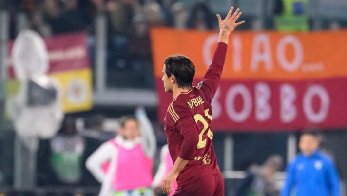 ROME, ITALY - JANUARY 05: Paulo Dybala of AS Roma during the Serie A match between AS Roma and SS Lazio at Stadio Olimpico on January 05, 2025 in Rome, Italy. (Photo by Fabio Rossi/AS Roma via Getty Images) Dazn: “Sfottò di Dybala a Guendouzi con il segno cinque, questo è il significato” - immagine 1