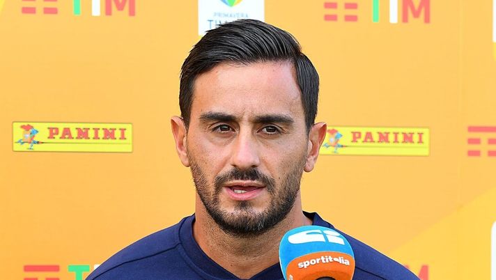 REGGIO NELL'EMILIA, ITALY - AUGUST 26: Alberto Aquilani head coach of ACF Fiorentina speaks to the press before the Primavera TIM Cup Final match between Hellas Verona and ACF Fiorentina at Mapei Stadium - Citta' del Tricolore on August 26, 2020 in Reggio nell'Emilia, Italy. (Photo by Alessandro Sabattini/Getty Images) Aquilani al Sassuolo e si porta con sé un giovane talento che piace a Paratici - immagine 1