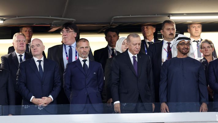 ISTANBUL, TURCHIA - 10 GIUGNO: Gianni Infantino, Presidente della FIFA, Aleksander Ceferin, Presidente della UEFA e Recep Tayyip Erdogan, Presidente della Turchia, osservano la partita prima della finale di UEFA Champions League 2022/23 tra FC Internazionale e Manchester City FC allo Stadio Olimpico Atatürk il 10 giugno 2023 a Istanbul, Turchia. (Foto di Catherine Ivill/Getty Images) Erdogan