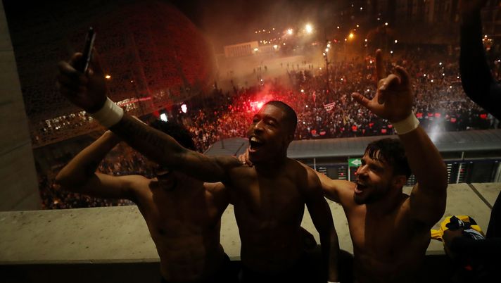 PARIS, FRANCE - MARCH 11: (FREE FOR EDITORIAL USE) In this handout image provided by UEFA, Presnel Kimpembe and Juan Bernat of Paris Saint-Germain celebrate victory after the UEFA Champions League round of 16 second leg match between Paris Saint-Germain and Borussia Dortmund at Parc des Princes on March 11, 2020 in Paris, France. The match is played behind closed doors as a precaution against the spread of COVID-19 (Coronavirus). (Photo by UEFA - Handout/UEFA via Getty Images) Coronavirus, l’indecisione dell’UEFA e la riunione del 17 marzo: anche Euro2020 a rischio - immagine 1