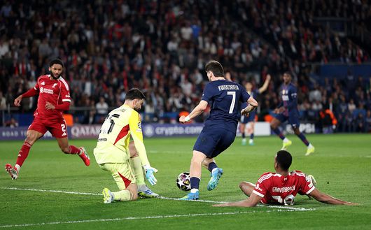 PARIGI, FRANCIA - 8 APRILE: Khvicha Kvaratskhelia del Paris Saint-Germain supera Giorgi Mamardashvili del Liverpool per segnare il secondo gol della sua squadra durante la partita di andata dei quarti di finale di UEFA Champions League 2025/26 tra Paris Saint-Germain FC e Liverpool FC al Parc des Princes l'8 aprile 2026 a Parigi, Francia. (Foto di Justin Setterfield/Getty Images) CINEGOL, Liverpool-PSG, un film di André Schäfer: “You will never walk alone”- immagine 2