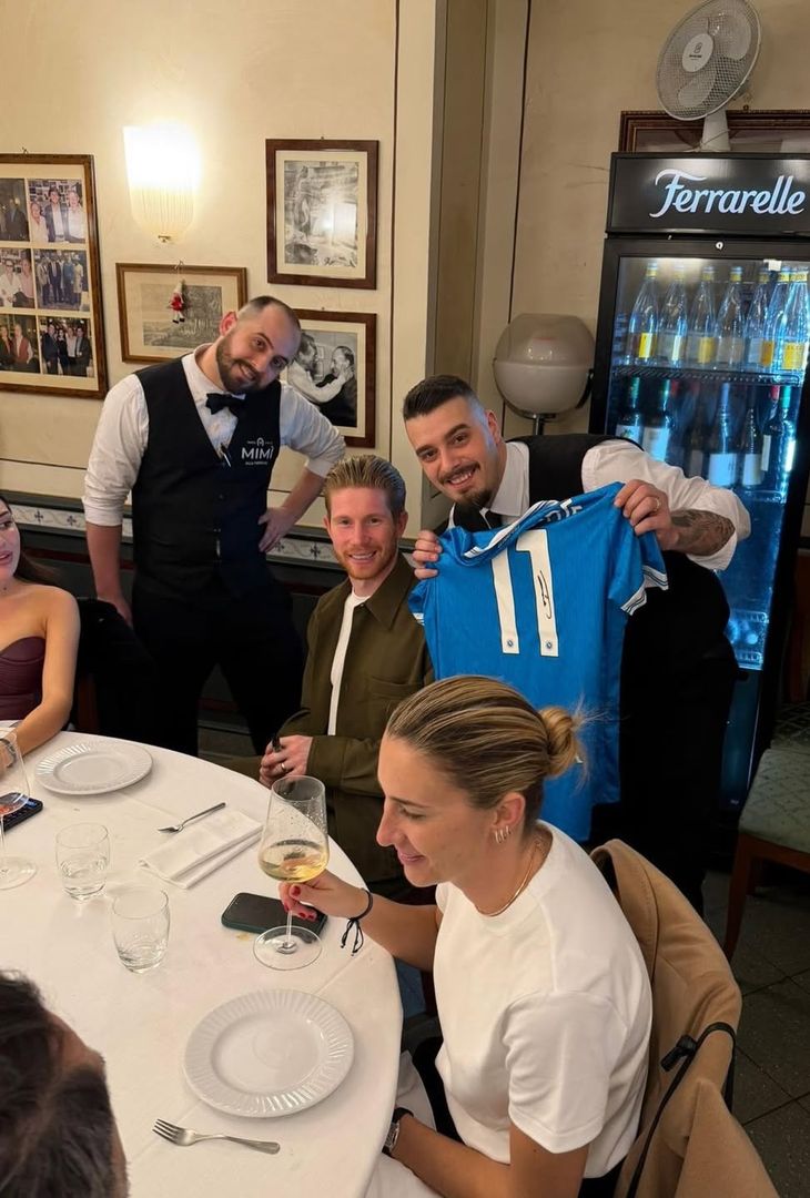 De Bruyne, serata di relax da Mimì alla Ferrovia: sorrisi e autografi – LA GALLERY - immagine 2