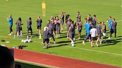Ritiro Dimaro, ingresso in campo degli azzurri: cori e applausi dei tifosi