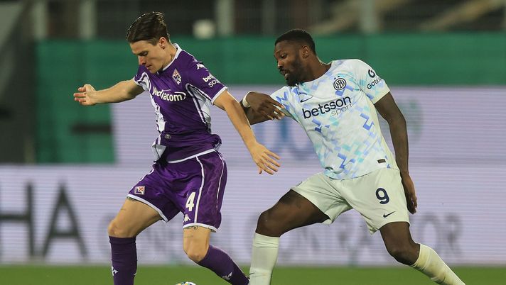 FLORENCE, ITALY - MARCH 22: Marcus Thuram of FC Internazionale battles for the ball with Nicolo' Fagioli of ACF Fiorentina during the Serie A match between ACF Fiorentina and FC Internazionale at Artemio Franchi on March 22, 2026 in Florence, Italy. (Photo by Gabriele Maltinti/Getty Images) Fagioli: “Nazionale? Lavorerò di più. Alla parata di De Gea ho pensato questo” - immagine 1