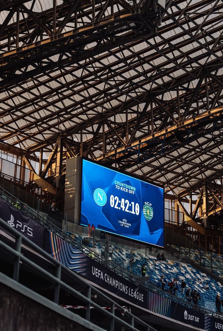 Circa un'ora separa Napoli-Sporting Lisbona dal suo fischio d'inizio. In programma alle 21:00, la gara è valevole per la 2ª giornata della League Phase dell'edizione 2025/26 di Champions. Ad ospitare tale scontro sarà lo Stadio Diego Armando Maradona, di cui l'admin dei social azzurri ha pubblicato una serie di scatti sul proprio account Instagram.