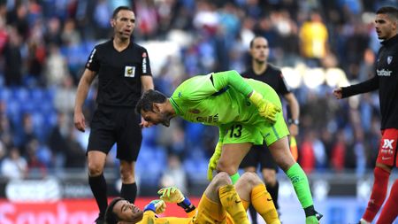 BARCELONA, SPAIN - MARCH 17: Diego Lopez of Sevilla shouts to Juan Soriano of Sevilla during the La Liga match between RCD Espanyol and Sevilla FC at RCDE Stadium on March 17, 2019 in Barcelona, Spain. (Photo by Alex Caparros/Getty Images)