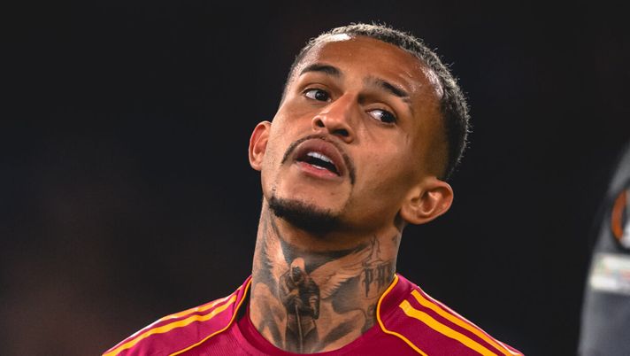 ROME, ITALY - MARCH 19: Wesley of AS Roma disappointed after the UEFA Europa League 2025/26 Round of 16 Second Leg match between AS Roma and Bologna FC 1909 at Stadio Olimpico on March 19, 2026 in Rome, Italy. (Photo by Fabio Rossi/AS Roma via Getty Images) Brutto stop per Gasperini, assenza pesante. Ma sarà in campo con la Fiorentina - immagine 1