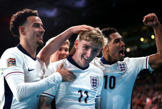 LONDRA, INGHILTERRA - 17 NOVEMBRE: Anthony Gordon dell'Inghilterra celebra un goal con i compagni e Bellingham. (Photo by Alex Pantling/Getty Images) Real Madrid, Bellingham non ce la fa: intervento confermato dopo il Mondiale per Club- immagine 3