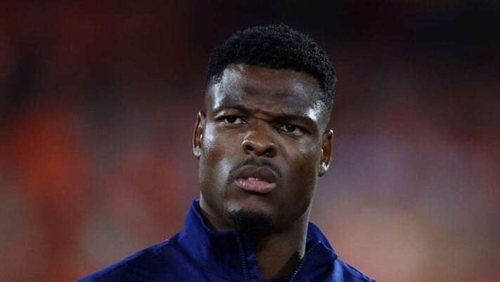 ROTTERDAM, NETHERLANDS - SEPTEMBER 04: Denzel Dumfries of Netherlands stands for the national anthem prior to the FIFA World Cup 2026 qualifier match between Netherlands and Poland at De Kuip on September 04, 2025 in Rotterdam, Netherlands. (Photo by Dean Mouhtaropoulos/Getty Images) Gazzetta – Mistero Dumfries, salta anche la Supercoppa: cosa succede. Acerbi… - immagine 1