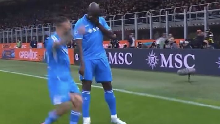 VIDEO Lukaku, l’eccentrica esultanza dopo il gol: impazziscono i tifosi del Napoli VIDEO Lukaku, l’eccentrica esultanza dopo il gol: impazziscono i tifosi del Napoli - immagine 1