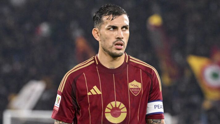 ROME, ITALY - DECEMBER 18: AS Roma player Leandro Paredes during the Coppa Italia match between AS Roma and Sampdoria at Stadio Olimpico on December 18, 2024 in Rome, Italy. (Photo by Luciano Rossi/AS Roma via Getty Images) Roma, ci siamo per l’addio di Paredes. Firmerà per il Boca: quanto incasserà il club - immagine 1