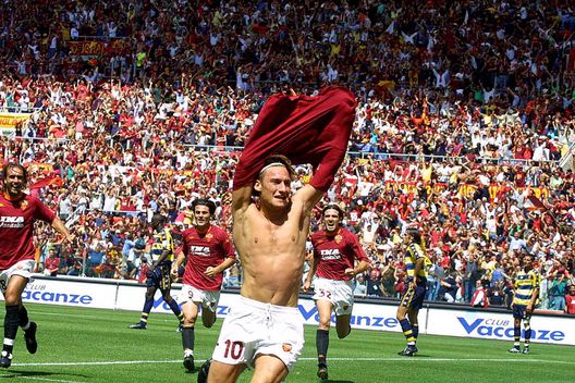 17 Giugno 2001: Francesco Totti della Roma. + DIGITAL CAMERA + Mandatory Credit: Grazia Neri/ALLSPORT ESCLUSIVA Atalanta-Roma, Bombardini: “Retegui e Soulé le sorprese. Post Ranieri? So cosa serve…”- immagine 5