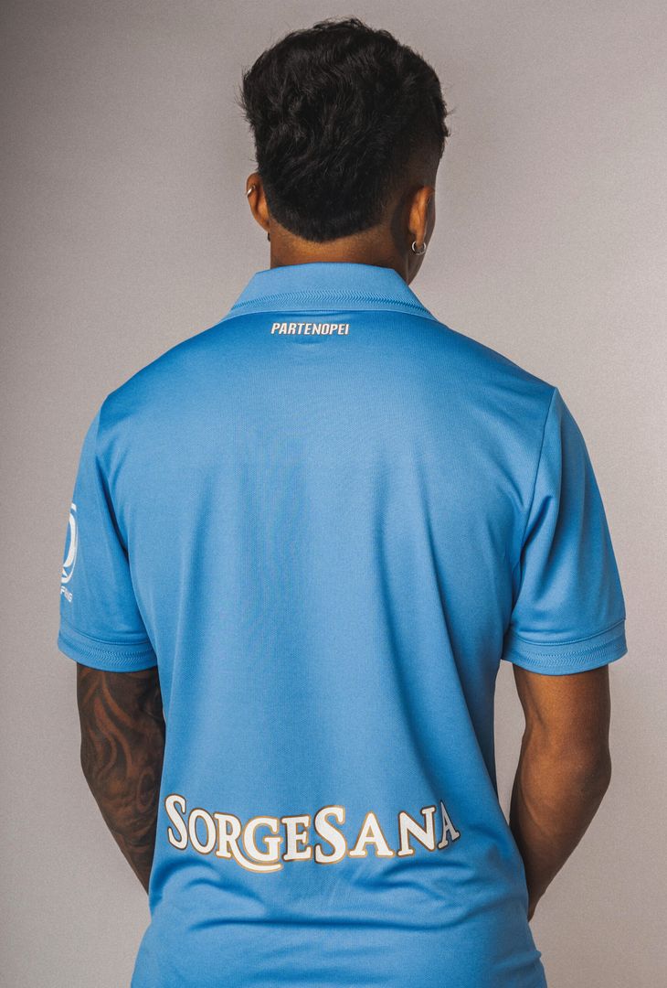 Il Napoli presenta la nuova maglia: svelata la divisa del Centenario!