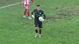 Gol incredibile, il portiere si fa rubare la palla e i difensori ultimano il disastro
