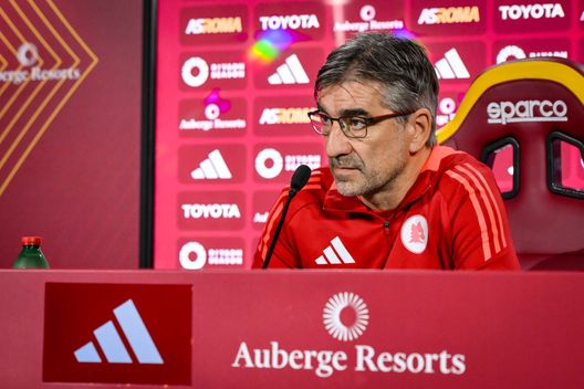 Roma, affisso striscione fuori da Trigoria: “Società di pagliacci, squadra di pipponi…”- immagine 3