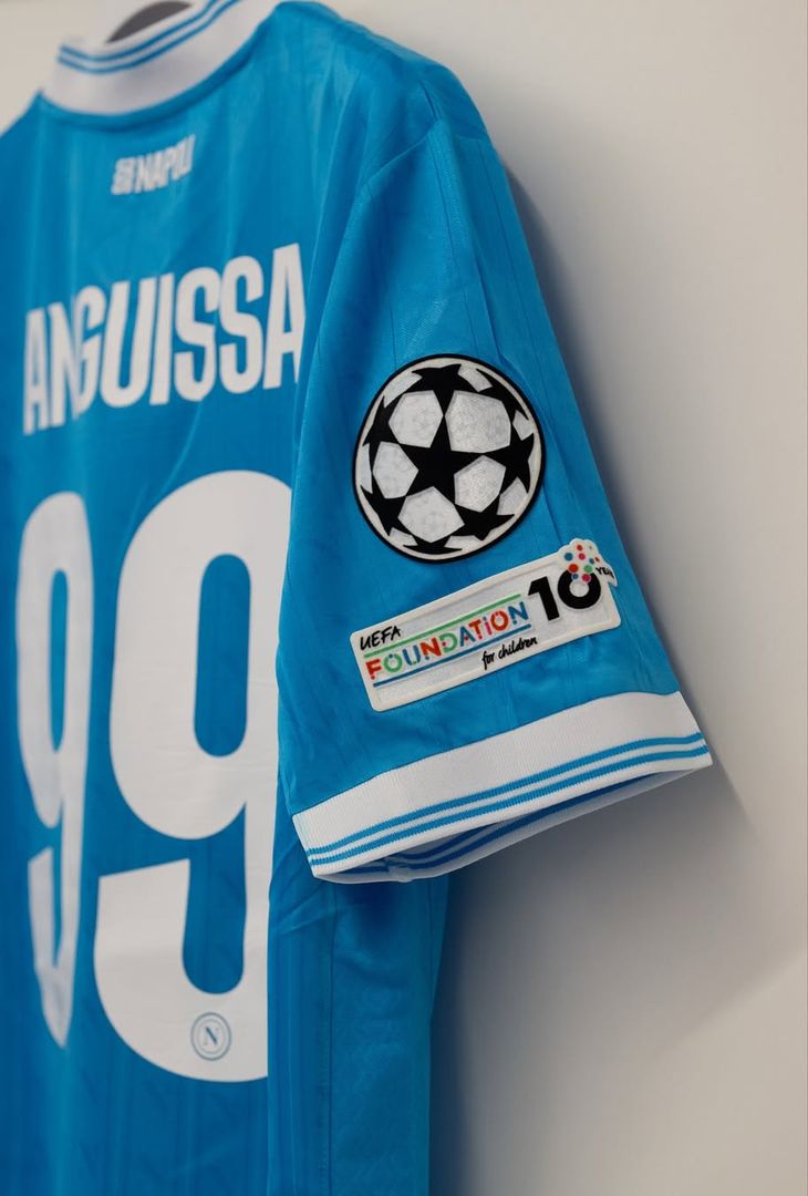 Sale l'attesa per il fischio d'inizio (fissato per le 21:00 odierne) di Napoli-Eintracht Francoforte, gara valevole per la 4ª giornata della League Phase dell'annuale edizione di Champions. Per l'occasione, la squadra di Antonio Conte, come dimostra il seguente post pubblicato dalla società partenopea sul proprio account Instagram, scenderà in campo con indosso la maglia azzurra.