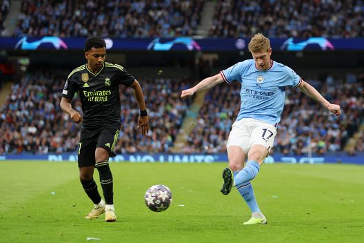 MANCHESTER, ENGLAND - MAY 17: Kevin De Bruyne of Manchester City crosses the ball past Rodrygo of Real Madrid during the UEFA Champions League semi-final second leg match between Manchester City FC and Real Madrid at Etihad Stadium on May 17, 2023 in Manchester, England. (Photo by Clive Brunskill/Getty Images) Real Madrid-Manchester City