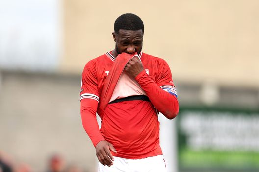 MORECAMBE, ENGLAND - APRIL 21: Yann Songo'o, capitano del Morecambe, reagisce dopo il fischio finale con la retrocessione confermata durante la partita della Sky Bet League Two tra Morecambe e Salford City al Mazuma Stadium il 21 aprile 2025 a Morecambe, Inghilterra. (Photo by Jan Kruger/Getty Images) Morecambe