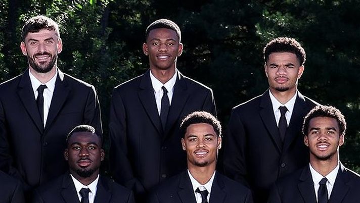 Balentien Prima squadra, tutti eleganti in foto: e c'è anche il talento Balentien...