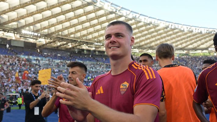 ROME, ITALY - SEPTEMBER 21: Evan Ferguson of AS Roma celebrates the victory after the Serie A match between SS Lazio and AS Roma at Stadio Olimpico on September 21, 2025 in Rome, Italy. (Photo by Silvia Lore/Getty Images) Roma in apprensione: Ferguson salta la gara con il Milan? Le condizioni - immagine 1