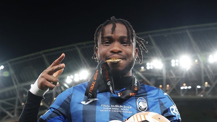 DUBLIN, IRELAND - MAY 22: Ademola Lookman of Atalanta BC poses for a photo with the match ball, after scoring a hat-trick, and the Hankook Tyres Player of the Match award whilst biting his winners medal after defeating Bayer 04 Leverkusen during the UEFA Europa League 2023/24 final match between Atalanta BC and Bayer 04 Leverkusen at Dublin Arena on May 22, 2024 in Dublin, Ireland. (Photo by Julian Finney/Getty Images) Lookman, gli agenti tornano in Italia: cosa succede con l’Inter e la verità sull’Arsenal - immagine 1