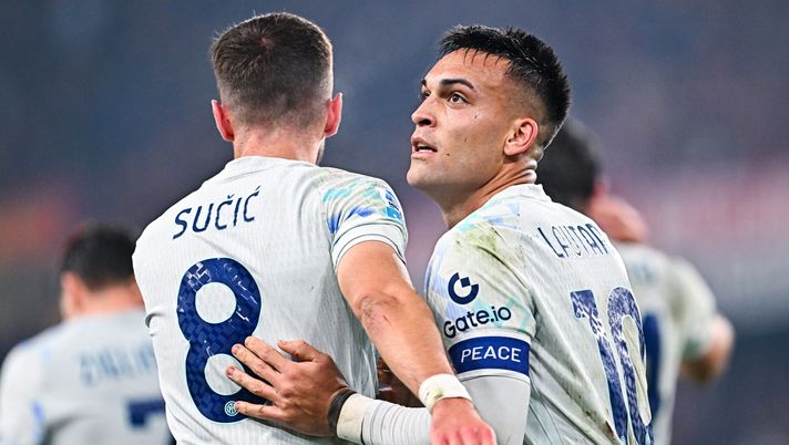 GENOA, ITALY - DECEMBER 14: Lautaro Martinez of Inter (right) celebrates with his team-mate Petar Sucic after scoring a goal during the Serie A match between Genoa CFC and FC Internazionale at Luigi Ferraris Stadium on December 14, 2025 in Genoa, Italy. (Photo by Simone Arveda/Getty Images) Genoa-Inter 1-2 risultato finale: Bisseck-Lautaro, nerazzurri in vetta alla classifica - immagine 1