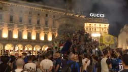 VIDEO SKY / I tifosi dell’Inter cantano al Duomo nonostante la sconfitta