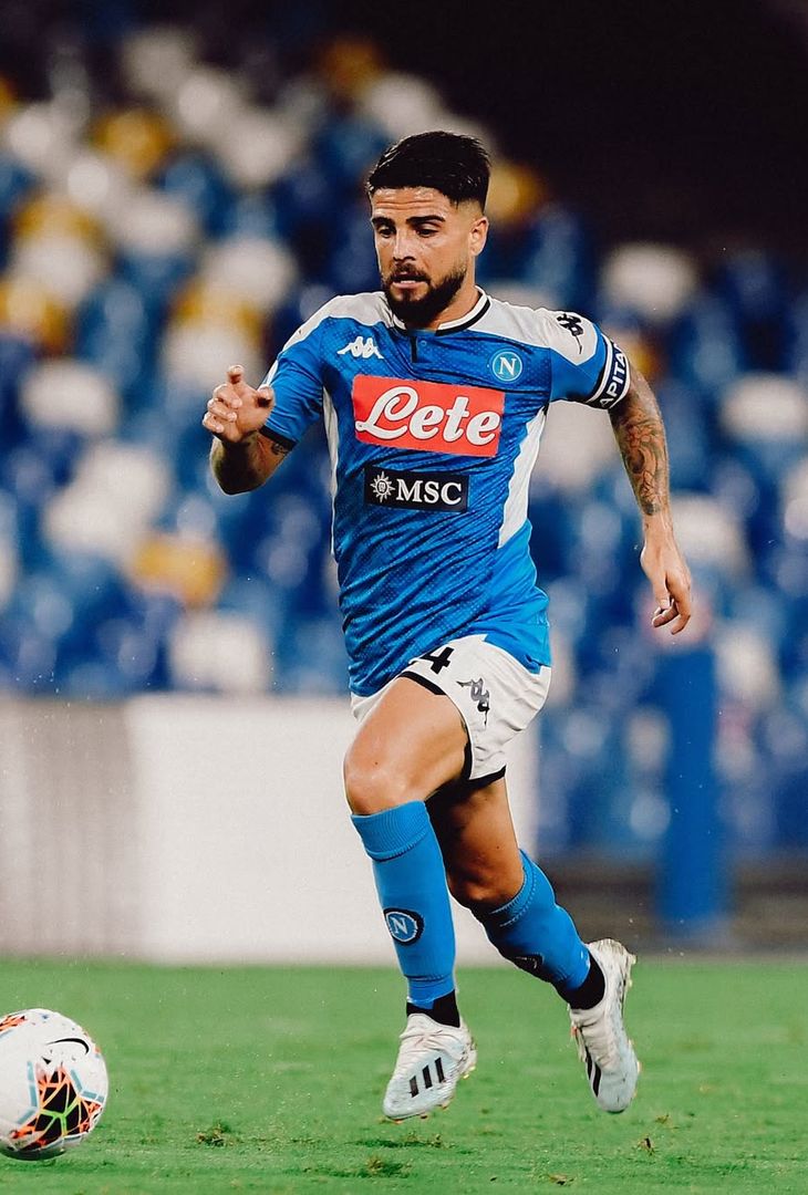 Poco più di 24 ore separano Napoli-Cagliari dal suo fischio d'inizio. Valevole per la 2ª giornata di Serie A, la gara andrà in scena domani, sabato 30 agosto, alle 20:45. Nel frattempo, per smorzare l'attesa, l'account Instagram della società partenopea ha pubblicato un post composto da ben dieci fotografie, una per ogni battaglia che ha avuto per protagoniste, sotto i riflettori dello Stadio Diego Armando Maradona (denominato, fino al 2020, Stadio San Paolo), la compagine azzurra e quella sarda. Un viaggio che parte dalla stagione 2011/12 e che termina con lo scontro più recente: quello dell'annata 2024/25.