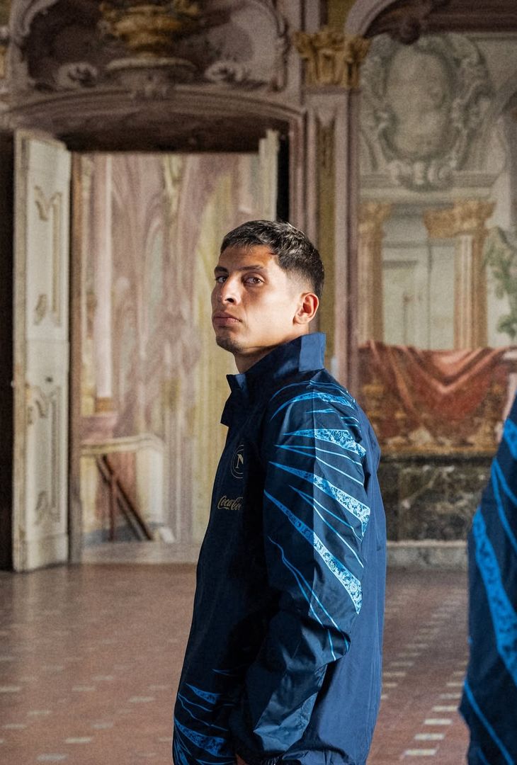 Il Napoli presenta la nuova giacca pre-gara: omaggio alla città – GALLERY- immagine 1