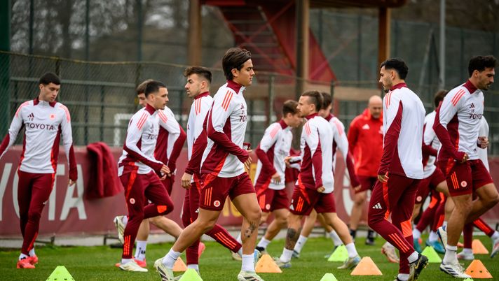 ROME, ITALY - JANUARY 03: AS Roma player Paulo Dybala during a training session at Centro Sportivo Fulvio Bernardini on January 03, 2025 in Rome, Italy. (Photo by Fabio Rossi/AS Roma via Getty Images) Roma in campo a due giorni dal derby: out Cristante e Celik. C’è Dovbyk - immagine 1