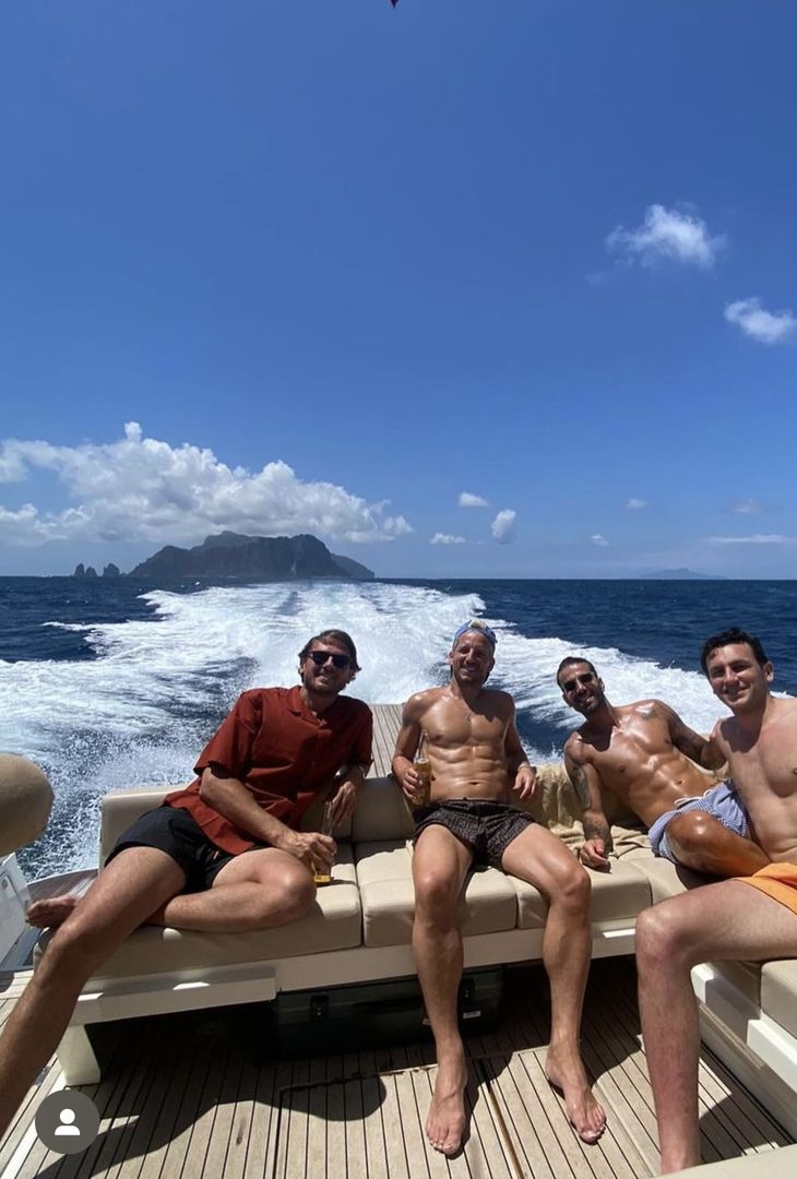 GALLERY Le vacanze della famiglia Mertens: e Ciro indossa i pantaloncini di Dries!- immagine 1