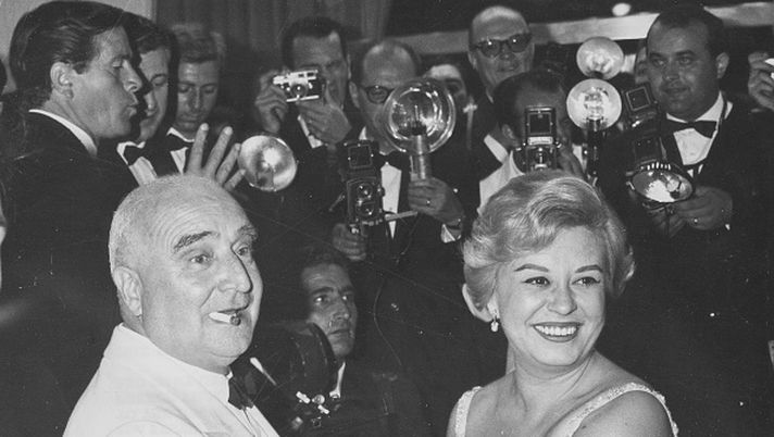 Actress Giulietta Masina and film producer Angelo Rizzoli surrounded by press photographers at the Venice Film Festival, Italy, August 24th 1960. (Photo by Keystone/Hulton Archive/Getty Images) L’unica foto di Angelo Rizzoli senza di lui: la coppa dei Campioni del Milan a Wembley… - immagine 1