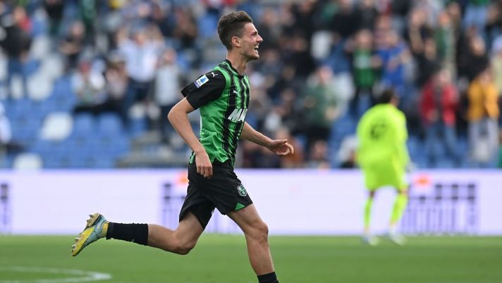 REGGIO NELL'EMILIA, ITALY - OCTOBER 28: Daniel Boloca of US Sassuolo celebrates after scoring the1-1 goal during the Serie A TIM match between US Sassuolo and Bologna FC at Mapei Stadium - Citta' del Tricolore on October 28, 2023 in Reggio nell'Emilia, Italy. (Photo by Alessandro Sabattini/Getty Images) Il punto di Boloca: derby emiliano, il Sassuolo riprende il Bologna… - immagine 1