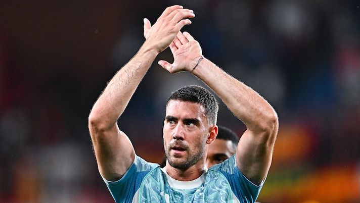 GENOA, ITALY - AUGUST 31: Dusan Vlahovic of Juventus greets the crowd after the Serie A match between Genoa CFC and Juventus FC at Luigi Ferraris Stadium on August 31, 2025 in Genoa, Italy. (Photo by Simone Arveda/Getty Images) La Guida all’Asta per il fantacalcio: consigli, divisione in fasce e novità dopo mercato e prime giornate- immagine 1