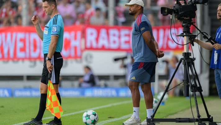 WIESBADEN, GERMANY - JULY 25: Vincent Kompany of FC Bayern München looks on during the pre-season friendly match between SV Wehen Wiesbaden and FC Bayern München at BRITA-Arena on July 25, 2026 in Wiesbaden, Germany. (Photo by Christian Kaspar-Bartke/Getty Images) Ricordate Della Rovere? Accostato alla Fiorentina, ora fa il capitano al Bayern - immagine 1