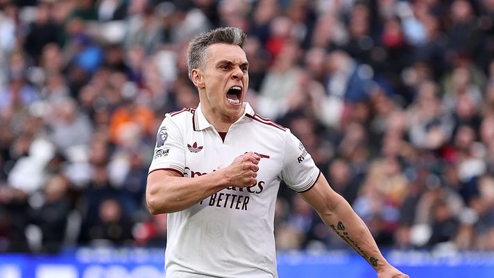 LONDON, ENGLAND - MAY 10: Leandro Trossard of Arsenal celebrates scoring his team's first goal during the Premier League match between West Ham United and Arsenal at London Stadium on May 10, 2026 in London, England. (Photo by Justin Setterfield/Getty Images) Che colpo per Italiano: il suo Besiktas ha l’accordo con l’Arsenal per Trossard - immagine 1